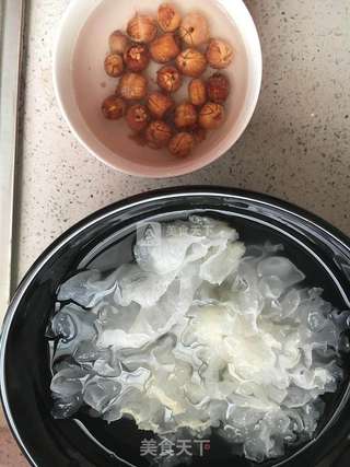 银耳莲子羹的做法步骤：2