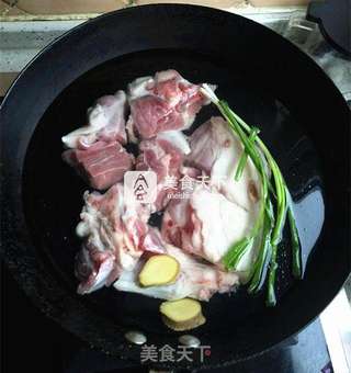 #鲜掉眉毛的萝卜咸肉蹄膀汤的做法图解5