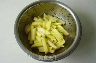 孜然土豆条的做法步骤：1