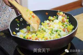 灵动美食/吃菠萝的季节之菠萝炒饭的做法步骤：5