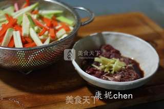 牛肉炒米粉的做法步骤：2