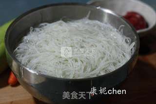 牛肉炒米粉的做法步骤：1