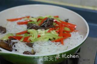 牛肉炒米粉的做法步骤：6