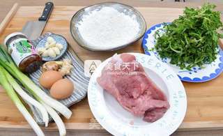 香菇酱荠菜饺子的做法步骤：1