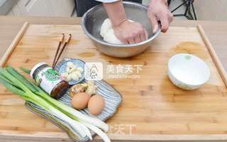 香菇酱荠菜饺子的做法步骤：2