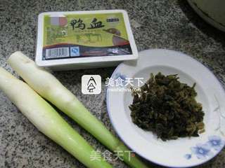 雪菜茭白煮鸭血的做法步骤：1