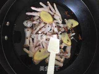泡椒凤爪的做法步骤:4