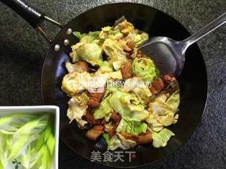 初夏瘦身美容餐桌上解腻开胃的麻辣手撕五花肉包菜的做法步骤:11