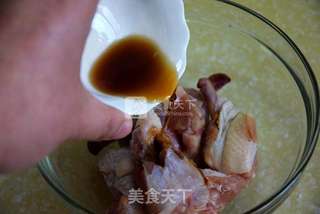 吮指吃的【甜辣鸡腿】的做法步骤：2