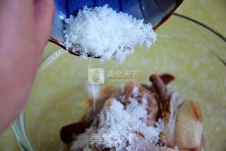 吮指吃的【甜辣鸡腿】的做法步骤：4