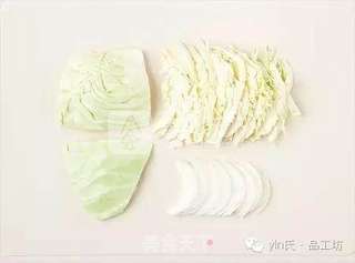 日式目鱼干烧饼盖浇饭的做法步骤：1