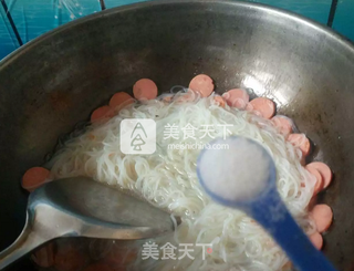 火腿肠煮米粉#2至3岁宝宝辅食#的做法步骤:5