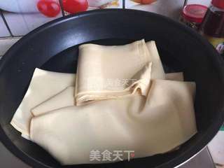 三鲜豆皮包的做法步骤:7