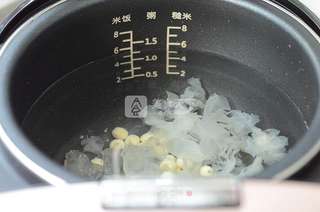 冰糖银耳莲子粥的做法步骤:4