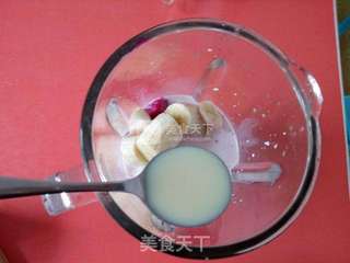 火龙果香蕉奶昔的做法步骤:3