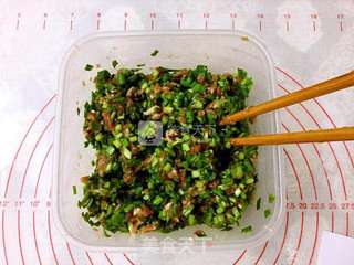 #ACA烘焙明星大赛#喷香的韭菜猪肉馅饼的做法步骤:5
