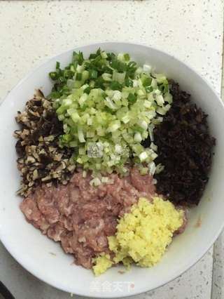 芹菜黑木耳冬菇肉包的做法步骤:3