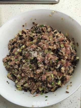 芹菜黑木耳冬菇肉包的做法步骤:4