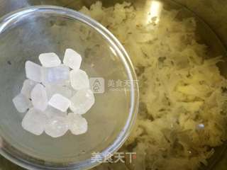 桂花杏仁银耳汤的做法步骤：2