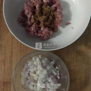 #ACA烘焙明星大赛#洋葱肉馅饼的做法步骤：3