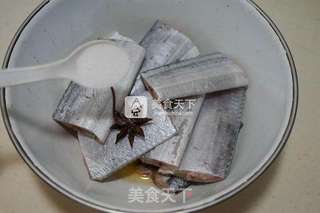 沙茶酱焖带鱼的做法步骤:2