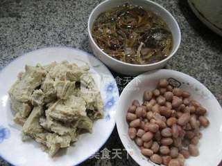 花生米笋干菜烧烤麸 的做法步骤：1