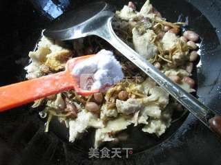 花生米笋干菜烧烤麸 的做法步骤：7