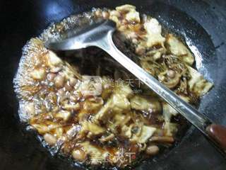 花生米笋干菜烧烤麸 的做法步骤：9