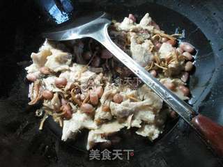 花生米笋干菜烧烤麸 的做法步骤：5
