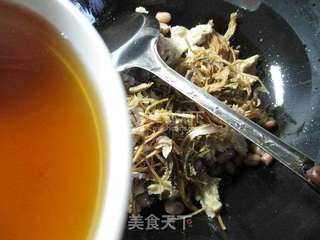 花生米笋干菜烧烤麸 的做法步骤：4