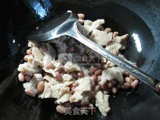 花生米笋干菜烧烤麸 的做法步骤：3
