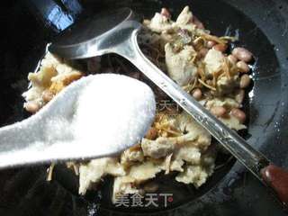 花生米笋干菜烧烤麸 的做法步骤：8