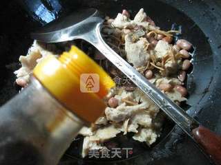 花生米笋干菜烧烤麸 的做法步骤：6