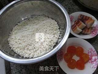 腊肉咸蛋黄糯米粽的做法步骤：1