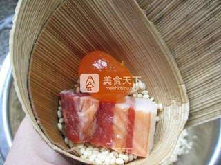 腊肉咸蛋黄糯米粽的做法步骤：7