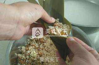 照烧鸡腿蛋黄粽的做法步骤:14