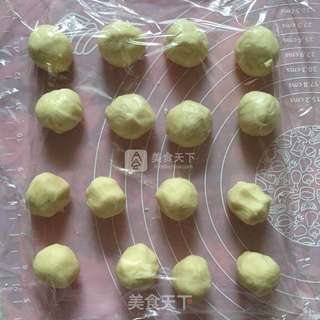 #ACA烘焙明星大赛#鲜肉蛋黄月饼的做法步骤:7