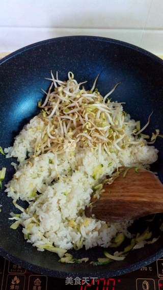 豆芽炒饭的做法步骤:5