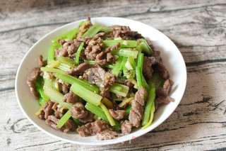 芹菜炒牛肉【附让牛肉嫩嫩的小秘密】的做法步骤:7