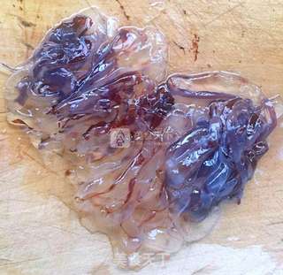 海蜇泡麻酱浴的做法步骤:2