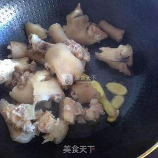 猪蹄尾巴汤的做法步骤:3