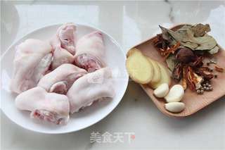 美丽相约—红烧猪蹄的做法步骤：1