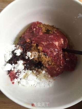 洋葱牛肉馅饼的做法步骤:2