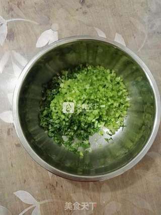 #ACA烘焙明星大赛#芹菜葱花薄饼的做法步骤:2