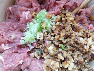 #ACA烘焙明星大赛#香菇猪肉烧麦的做法步骤:2