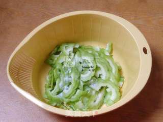 腊八豆拌苦瓜的做法步骤:2