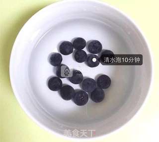 婴儿宝宝辅食——牛油果蓝莓奶昔的做法步骤：2