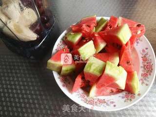 西瓜葡萄汁的做法步骤:2