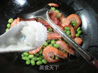 毛豆炒鲜虾 的做法步骤：9
