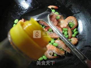 毛豆炒鲜虾 的做法步骤：7